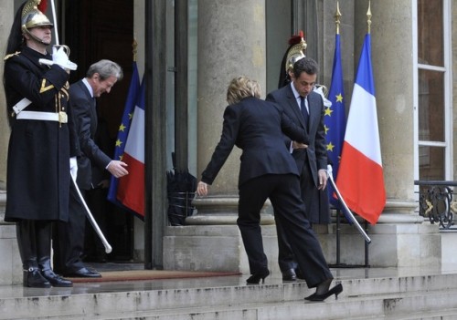 وزيرة الخارجية الأمريكية تفقد حذاءها على سلم باريس 01-29-01-1