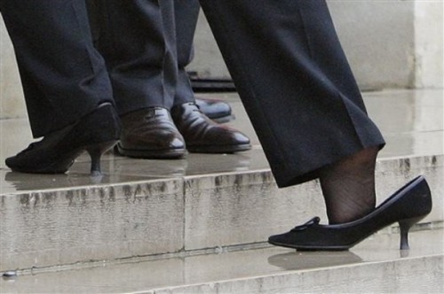 وزيرة الخارجية الأمريكية تفقد حذاءها على سلم باريس 01-29-01-15