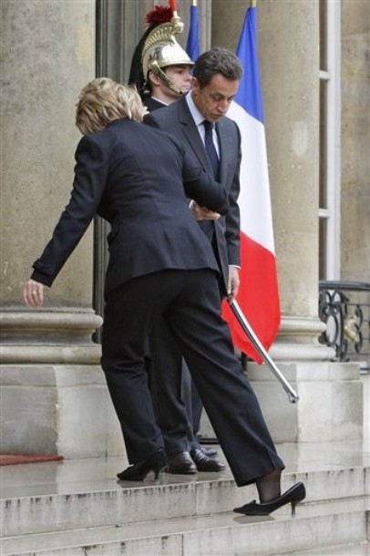 وزيرة الخارجية الأمريكية تفقد حذاءها على سلم باريس 01-29-01-2