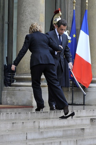 وزيرة الخارجية الأمريكية تفقد حذاءها على سلم باريس 01-29-01-3-1