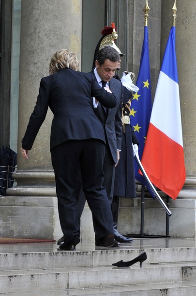 وزيرة الخارجية الأمريكية تفقد حذاءها على سلم باريس 01-29-01-3-5