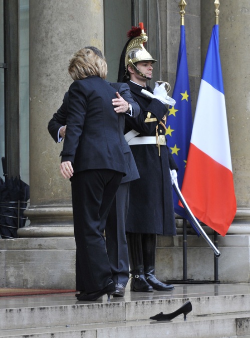 وزيرة الخارجية الأمريكية تفقد حذاءها على سلم باريس 2010-01-29-hillaryclintonshoe2