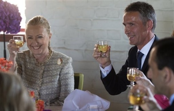 Norway's Prime Minister Jens Stoltenberg, right, of Norway and US Secretary of State Hillary Rodham Clinton toast during lunch following meetings at Akershus Castle in Oslo, Norway, Friday June 1, 2012.  Clinton is in Norway to addresses a global health conference on the second leg of a Scandinavian tour. (AP Photo / Saul Loeb)