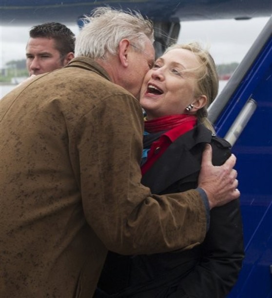 Swedish Foreign Minister Carl Bildt. left,  greets US Secretary of State Hillary Rodam  Clinton as she disembarks from her airplane upon arrival at Arlanda Airport in Stockholm, Sweden, on Saturday  June 2, 2012. Clinton is on a diplomatic visit that is taking her through Scandinavia, the Caucuses, and Turkey. (AP Photo/Saul Loeb, Pool)
