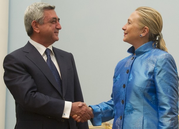 Armenian President Serzh Sarkisian (L) shakes hands with US Secretary of State Hillary Clinton on June 4, 2012 before their meetings at the presidential palace in Yerevan. AFP PHOTO / POOL / Saul LOEB        (Photo credit should read SAUL LOEB/AFP/GettyImages)