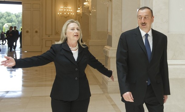 Azeri President Ilham Aliyev (R) and US Secretary of State Hillary Clinton walk to meetings at the presidential Zagulba residence in Baku on June 6, 2012.         AFP PHOTO / POOL / Saul LOEB        (Photo credit should read SAUL LOEB/AFP/GettyImages)