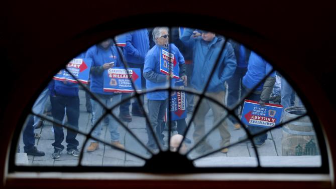 Supporters of U.S. Democratic presidential candidate Hillary Clinton wait in line to enter Faneuil Hall for a campaign rally in Boston, Massachusetts November 29, 2015. REUTERS/Brian Snyder
