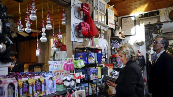 U.S. Democratic presidential candidate Hillary Clinton (2nd R) shops with U.S. Labor Secretary Thomas Perez in a gift shop at Community Orchard in Fort Dodge, Iowa December 4, 2015. REUTERS/Mark Kauzlarich