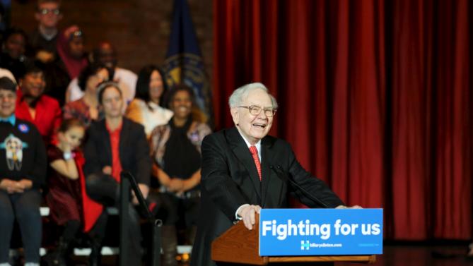 Warren Buffet speaks to U.S. Democratic presidential candidate Hillary Clinton supporters during a campaign rally in Omaha, Nebraska, December 16, 2015.   REUTERS/Lane Hickenbottom