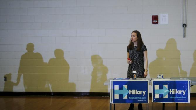 Campaign volunteer Katie Stallman waits to hand out signs before a town hall meeting with U.S. Democratic presidential candidate Hillary Clinton in Derry, New Hampshire January 3, 2016.  REUTERS/Brian Snyder