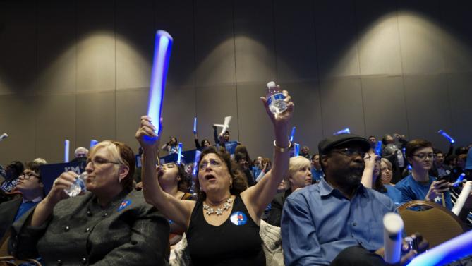 Supporters of U.S. Democratic presidential candidate Hillary Clinton wave flashing lights at a Democratic fundraising dinner featuring all three candidates in Las Vegas, Nevada January 6, 2016. Martin O'Malley and Bernie Sanders were also expected to attend. REUTERS/Rick Wilking