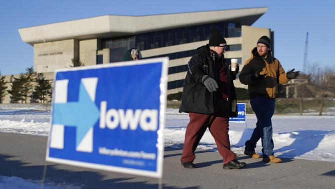 People walk to a campaign event featuring Democratic presidential candidate Hillary Clinton, Tuesday, Jan. 12, 2016, at Iowa State University in Ames, Iowa. (AP Photo/Patrick Semansky)