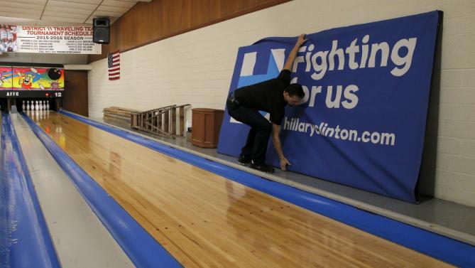 A worker takes down a campaign banner following a campaign stop with U.S. Democratic presidential candidate Hillary Clinton at the Family Fun Center in Adel, Iowa January 27, 2016.  REUTERS/Brian Snyder