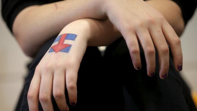 Jennette Resch has the campaign logo of U.S. Democratic presidential candidate Hillary Clinton drawn on her hand during a campaign stop at the Berg Middle School in Newton, Iowa January 28, 2016. REUTERS/Brian Snyder