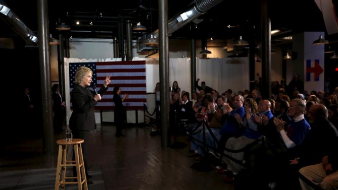 U.S. Democratic presidential candidate Hillary Clinton campaigns in Dover, New Hampshire February 3, 2016. REUTERS/Adrees Latif