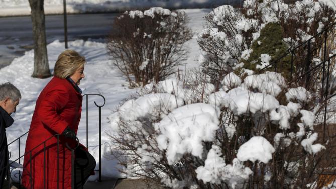 U.S. Democratic presidential candidate Hillary Clinton walks up to the door of a home while canvassing door-to-door to greet voters in a neighborhood in Manchester, New Hampshire February 6, 2016.  REUTERS/Brian Snyder