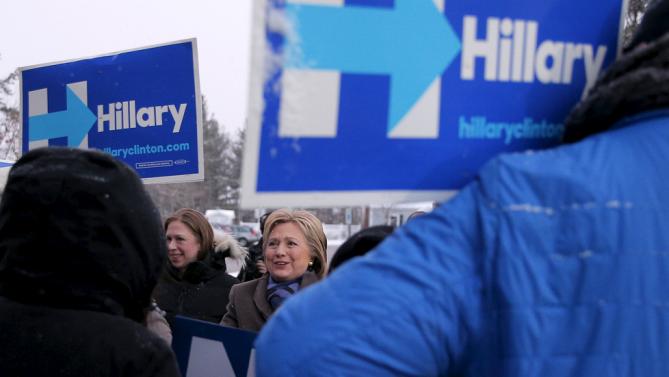 U.S. Democratic presidential candidate Hillary Clinton and her daughter Chelsea (L) visit a polling place in Manchester, New Hampshire February 9, 2016, the day of New Hampshire's first-in-the-nation primary.  REUTERS/Brian Snyder
