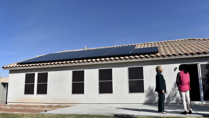 U.S. Democratic presidential candidate Hillary Clinton (L) meets with homeowner Vicki Early to discuss her solar panels in Las Vegas, Nevada February 19, 2016. REUTERS/David Becker