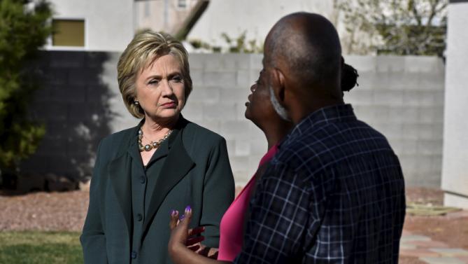 U.S. Democratic presidential candidate Hillary Clinton (L) meets with homeowners Vicki Early and Tyrone Hych to discuss their solar panels in Las Vegas, Nevada February 19, 2016. REUTERS/David Becker