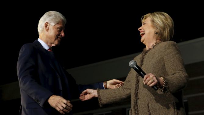 Former U.S. President Bill Clinton (L-R) campaigns for his wife Democratic presidential candidate Hillary Clinton as she rallies with supporters at an outdoor plaza in Columbia, South Carolina February 26, 2016. REUTERS/Jonathan Ernst