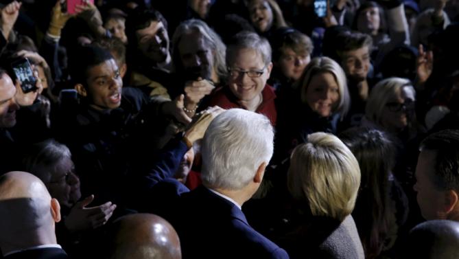 Former U.S. President Bill Clinton (center L) and his wife Democratic U.S. presidential candidate Hillary Clinton greet supporters after she spoke at a rally at an outdoor plaza in Columbia, South Carolina February 26, 2016. REUTERS/Jonathan Ernst