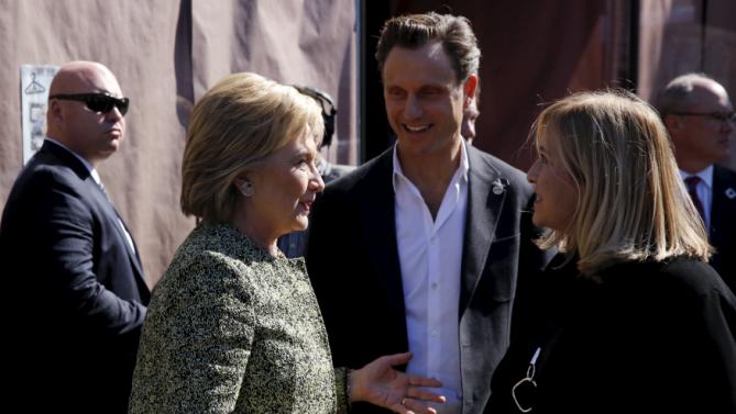 U.S. Democratic presidential candidate Hillary Clinton (L) stops with actor Tony Goldwyn (C) and Nashville Mayor Megan Barry (R) to greet people at Fido coffee shop in Nashville, Tennessee February 28, 2016. REUTERS/Jonathan Ernst