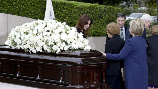 Patti Davis, left, greets Rosalynn Carter as Hillary Clinton touches the casket during the graveside service for Nancy Reagan at the Ronald Reagan Presidential Library, Friday, March 11, 2016 in Simi Valley, Calif. (AP Photo/Chris Carlson)