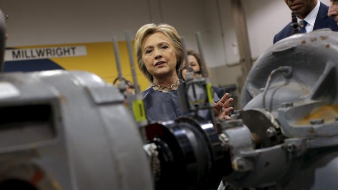U.S. Democratic presidential candidate Hillary Clinton visits the Nelson-Mulligan Carpenters' Training Center during a campaign stop in Saint Louis, Missouri March 12, 2016. REUTERS/Carlos Barria