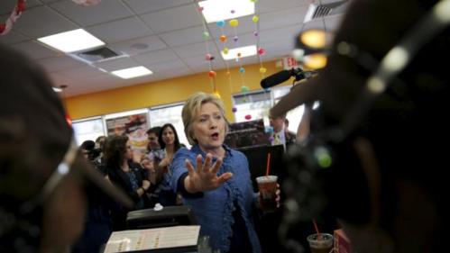 Democratic U.S. Presidential candidate Hillary Clinton talks with employees at a Dunkin' Donuts coffee shop during a campaign stop in West Palm Beach, Florida March 15, 2016. REUTERS/Carlos Barria