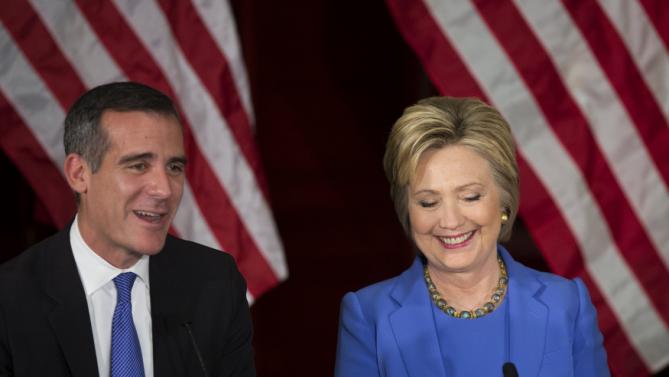 Los Angeles mayor Eric Garcetti introduces U.S. Democratic presidential candidate Hillary Clinton during a community forum on counter terrorism and homeland security in Los Angeles, California March 24, 2016. REUTERS/David McNew