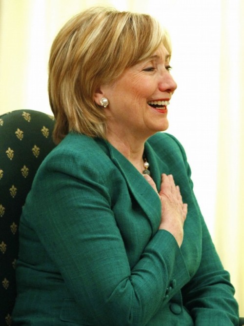 U.S. Secretary of State Hillary Clinton gestures while meeting with Pakistan's Prime Minister Yousaf Raza Gilani at the prime minister's residence in Islamabad October 28, 2009. REUTERS/Faisal Mahmood (PAKISTAN CONFLICT POLITICS)