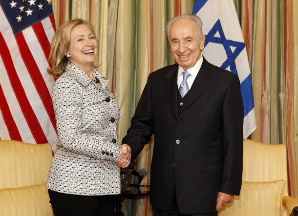 U.S. Secretary of State Hillary Clinton (L) meets Israeli President Shimon Peres at Blair House in Washington April 4, 2011. REUTERS/Kevin Lamarque (UNITED STATES - Tags: POLITICS)