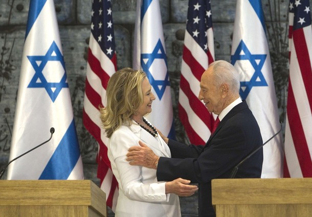 Israel's President Shimon Peres (R) and U.S. Secretary of State Hillary Clinton smile at each other after their joint statements in Jerusalem July 16, 2012. Clinton and Israeli officials will discuss on Monday Egypt's political upheaval, Iran's nuclear program and the stymied Israeli-Palestinian peace process. REUTERS/Ronen Zvulun (JERUSALEM - Tags: POLITICS)