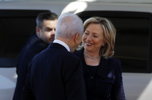 U.S. Secretary of State Hillary Clinton (R) speaks with Israel's President Shimon Peres (C) upon her arrival for their meeting at the president's residence in Jerusalem September 15, 2010. Israeli Prime Minister Benjamin Netanyahu and Palestinian President Mahmoud Abbas hold a second day of talks on Wednesday to try to overcome a row over Jewish settlement building that could sink their push for peace. REUTERS/Ronen Zvulun (JERUSALEM - Tags: POLITICS)