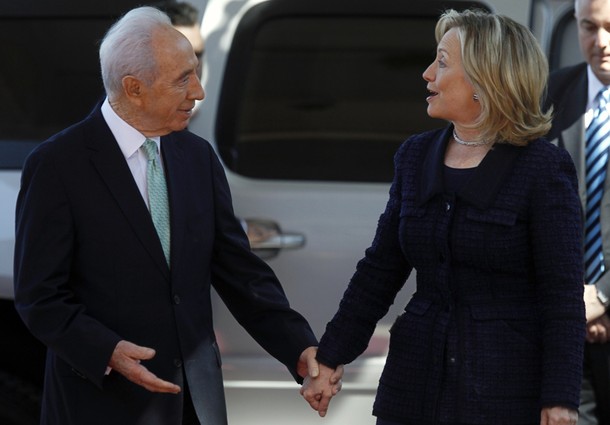 U.S. Secretary of State Hillary Clinton (R) speaks with Israel's President Shimon Peres (L) upon her arrival for their meeting at the president's residence in Jerusalem September 15, 2010. Israeli Prime Minister Benjamin Netanyahu and Palestinian President Mahmoud Abbas hold a second day of talks on Wednesday to try to overcome a row over Jewish settlement building that could sink their push for peace. REUTERS/Ronen Zvulun (JERUSALEM - Tags: POLITICS)