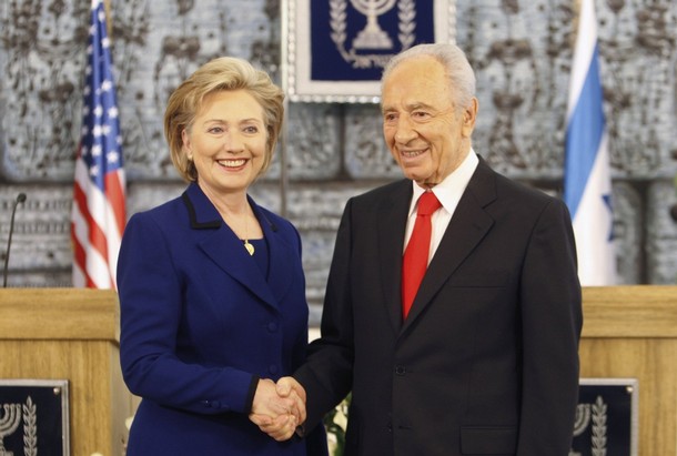 Israel's President Shimon Peres (R) shakes hands with U.S. Secretary of State Hillary Clinton after their meeting in Jerusalem March 3, 2009. Clinton pledged on Tuesday to press for Palestinian statehood, putting Washington on a possible collision course with Israeli Prime Minister-designate Benjamin Netanyahu. REUTERS/Ammar Awad (JERUSALEM)